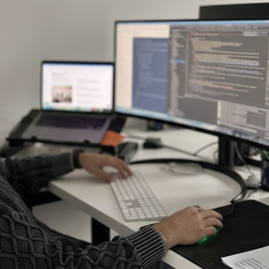 Zespół programistów pracujących nad oprogramowaniem dedykowanym dla firm